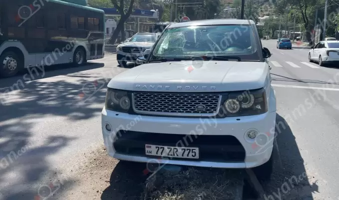 Արտակարգ դեպք՝ Երևանում. «Range Rover»-ը «Բելաջիո» ռեստորանի հարևանությամբ հայտնվել է բաժանարար գոտու գազոնում, ըստ վարորդի՝ պատճառը մեկ այլ վարորդի կողմից վթարային իրավիճակ ստեղծելն էր, կա վիրավոր․ ՖՈՏՈՌԵՊՈՐՏԱԺ, ՏԵՍԱՆՅՈՒԹ