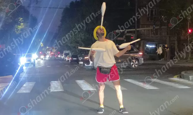 Երևանում խցանման մեջ հայտնված վարորդների նյարդերը հանգստացնում են աճպարարները․ ՖՈՏՈՌԵՊՈՐՏԱԺ, ՏԵՍԱՆՅՈՒԹ