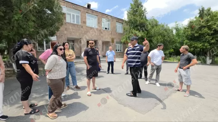 Լարված իրավիճակ՝ Բյուրեղավանում. քաղաքապետարանի մոտ են հավաքվել մեծ թվով քաղաքացիներ, ովքեր պահանջում են «Վեոլիա ջրի» պաշտոնյաներին. բավական է մեզ մատակարարեք «թունավոր ջուր». կան հիվանդանոցներ տեղափոխվածներ. ՖՈՏՈՌԵՊՈՐՏԱԺ, ՏԵՍԱՆՅՈւԹ