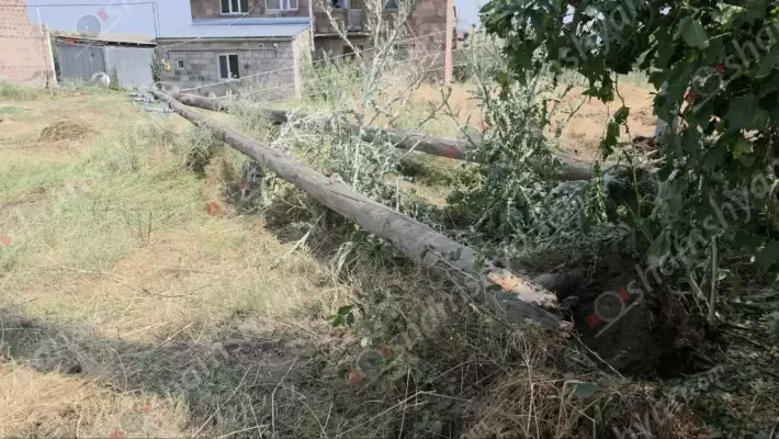 Արտակարգ իրավիճակ՝ Շիրակի մարզի Բագրավան բնակավայրում․ անձրևը, կարկուտը և պտտահողմը ավերածություններ են կատարել․ բնակիչներն ասում էին՝ միայն գոհ ենք «Հայաստանի էլեկտրական ցանցեր»-ից, իսկ Էկոնոմիկայի նախարարությունից ոչ մի արձագանք. ՖՈՏՈՌԵՊՈՐՏԱԺ, ՏԵՍԱՆՅՈւԹ