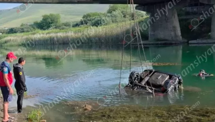Ողբերգական դեպք՝ Սևանում․ «Հարսնաքար» ռեստորանային համալիրի մոտ «Լադա»-ն ընկել է Հրազդան գետը․ ջրասուզակ Վահե Մելքոնյանը գետից դուրս է բերել մեկ մարմին, ապա ջրասուզակների հետ վերամբարձ կռունկի միջոցով դուրս է բերվել ավտոմեքենան․ ՖՈՏՈՌԵՊՈՐՏԱԺ, ՏԵՍԱՆՅՈՒԹ
