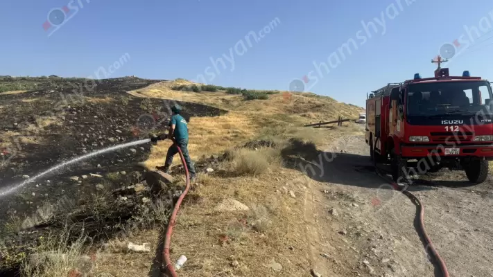 Արտակարգ դեպք՝ Երևանում․ մոտ 5 ժամ է՝ հրշեջները Մուշավան թաղամասում պայքարում են մի քանի հեկտար չոր խոտածածկ տարածքում առաջացած կրակի տարածման դեմ․ նրանց միացել են նաև Երևանի շտապօգնության բժիշկները․ ՖՈՏՈՌԵՊՈՐՏԱԺ, ՏԵՍԱՆՅՈՒԹ