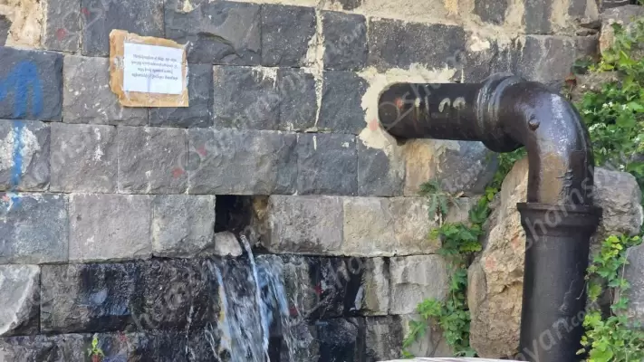 Նուռնուսից դեպի Նուռնուսի ամառանոցներ տանող ճանապարհին խմելու ջրի խողովակի վթարի պատճառով ջուրը շարունակում է կորել. պատասխանատուները բավարարվել են միայն նախազգուշացնող հայտարարություն փակցնելով. ՖՈՏՈՌԵՊՈՐՏԱԺ, ՏԵՍԱՆՅՈՒԹԵՐ