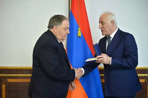 Վահագն Խաչատուրյանը Կիպրոսի Ներկայացուցիչների պալատում հայ համայնքի պետական ներկայացուցիչ Վարդգես Մահտեսյանին է հանձնել Երախտագիտության մեդալը