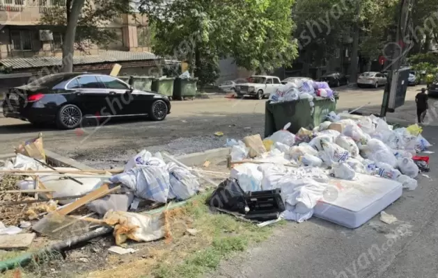 Երևանի Արաբկիր վարչական շրջանի Արամ Խաչատրյան փողոցում ստեղծվել է աղբի բուրգ և տիրում է գարշահոտություն. գոնե լեգենդար կոմպոզիտորի անունը կրող փողոցից վերացրեք սրտխառնոց առաջացնող տեսարանը. ՖՈՏՈՌԵՊՈՐՏԱԺ, ՏԵՍԱՆՅՈւԹ