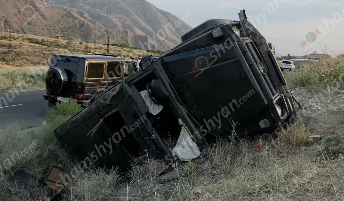 Պարզվել է երեկ Գառնի բնակավայրից Ազատի ջրամբար տանող ճանապարհին հարսանիք մեկնող «Mercedes G»-ի և «Nissan X-Trail»-ի բախման հետևանքով հիվանդանոց տեղափոխված վիրավորների և վարորդների ինքնությունը. ՖՈՏՈՌԵՊՈՐՏԱԺ, ՏԵՍԱՆՅՈւԹ