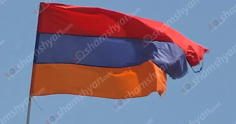 Արագածոտնի մարզի ընդհանուր իրավասության դատարանի Աշտարակի նստավայրի շենքի տանիքում ծածանվում է բզկտված եռագույնը․ ի՞նչ է մտածում Բարձրագույն խորհրդի նախագահը. ՖՈՏՈՌԵՊՈՐՏԱԺ, ՏԵՍԱՆՅՈւԹ
