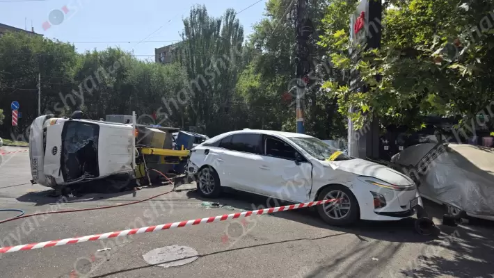Ողբերգական ավտովթար՝ Երևանում. Գայի պողոտայում բախվել են «Kia»-ն (Վիշկա) և «Hongqi»-ն. «Kia»-ն կողաշրջվել է, վարորդը՝ մահացել. նրա մարմինը դուրս բերելու համար ժամանել են հատուկ փրկարարներ. մեկ այլ մեքենայի վրա էլ ցուցանակն է ընկել. ՖՈՏՈՌԵՊՈՐՏԱԺ, ՏԵՍԱՆՅՈւԹ