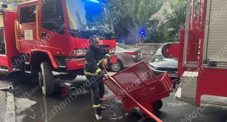 Խոշոր հրդեհ՝ Երևանի Սայաթ-Նովա պողոտայի բազմաբնակարան շենքերից մեկի 8-րդ հարկում. հրշեջները տարհանել են քաղաքացիներին. հրդեհը գազի հետ կապ չի ունեցել. նախնական տեղեկություններով՝ պատճառն օդորակիչին միացված էլեկտրալարերն են եղել. ՖՈՏՈՌԵՊՈՐՏԱԺ, ՏԵՍԱՆՅՈւԹ