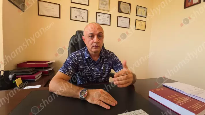 Տարիներ առաջ քրեական աշխարհում հայտնի ու մեծ հեղինակություն վայելող, կրակոցներից մահացած «Քանաքեռցի Տույի» և ընկերների շահերը պաշտպանող փաստաբանը տեղի ունեցող դատական նիստերի մասին փակագծեր է բացում. ՖՈՏՈՌԵՊՈՐՏԱԺ, ՏԵՍԱՆՅՈւԹԵՐ