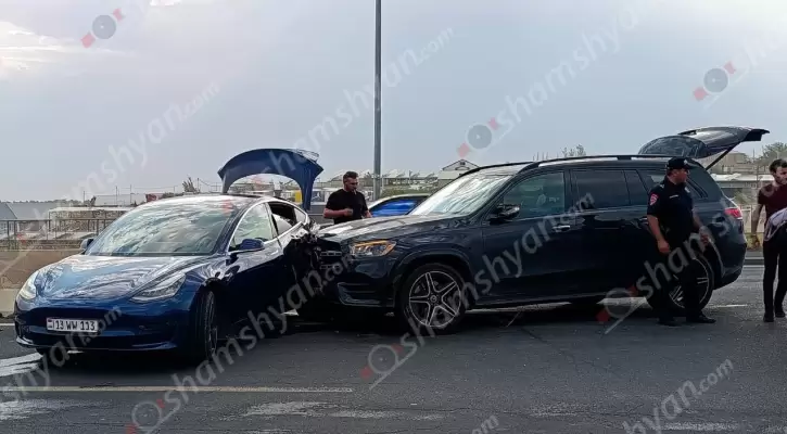 Ավտովթար՝ Երևանում․ «Հյուսիս-Հարավ» ավտոճանապարհին բախվել են «Mercedes GLS»-ը և «Tesla»-ն․ վերջինը բախվել է բաժանարար գոտու բետոնե արգելապատնեշներին․ 4 վիրավորներից 3-ը անչափահասներ են․ ՖՈՏՈՌԵՊՈՐՏԱԺ, ՏԵՍԱՆՅՈՒԹ