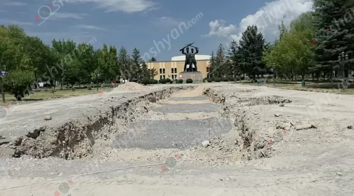 ՀՀ կառավարության և Աբովյանի քաղաքապետարանի ֆինանսավորմամբ առաջիկայում սովետական տարիներից հայտնի աբովյանցիների սիրելի զբոսայգին ներկայանալու է նորովի, որին կնախանձեն շատ քաղաքապետներ. ՖՈՏՈՌԵՊՈՐՏԱԺ, ՏԵՍԱՆՅՈւԹ