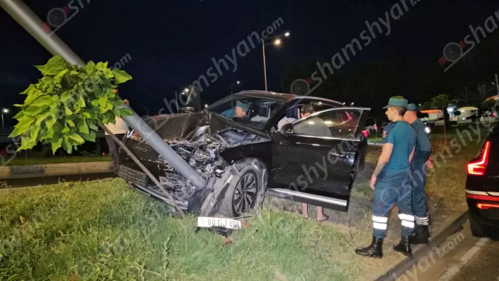 Խոշոր ավտովթար՝ Երևանում. «BYD»-ն Մոնթե Մելքոնյան փողոցում հայտնվել է կանաչ գազոնում և բախվել երկաթե էլեկտրասյանը. կա վիրավոր. օպերատիվ են գործել շտապօգնության բժիշկներն ու պարեկները. ՖՈՏՈՌԵՊՈՐՏԱԺ, ՏԵՍԱՆՅՈւԹ