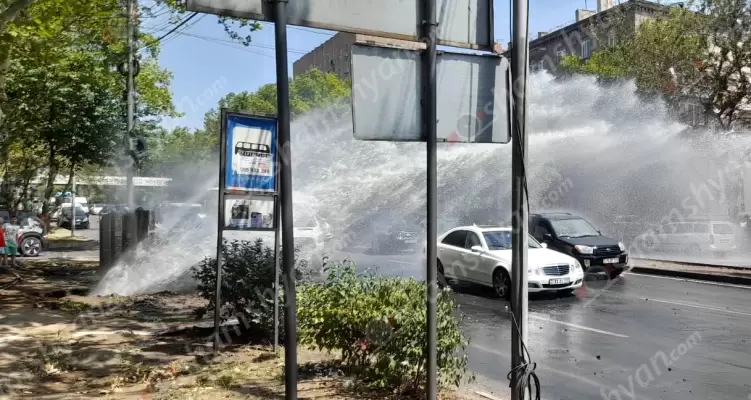 Արտակարգ դեպք՝ Երևանում. Ազատության պողոտայում ջրի խողովակի վնասման պատճառով ջուրը դուրս է հորդում․ վարորդներն էլ ասում են՝ քաղաքապետարանը մեզ համար բացել է անվճար «Լվա ինքդ» ավտոլվացման կետ. ՖՈՏՈՌԵՊՈՐՏԱԺ, ՏԵՍԱՆՅՈւԹ