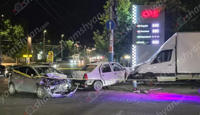 Խոշոր ավտովթար՝ Երևանում. ժողովրդին հայտնի 4-րդ Մասիվի խաչմերուկում բախվել են «Mercedes»-ը, «Nissan»-ը և «Renault»-ը․ 3 վիրավորներից մեկին մեքենայից դուրս են բերել փրկարարները․ օպերատիվ են գործել Երևանի 103 շտապօգնության բժիշկները. ՖՈՏՈՌԵՊՈՐՏԱԺ, ՏԵՍԱՆՅՈւԹ