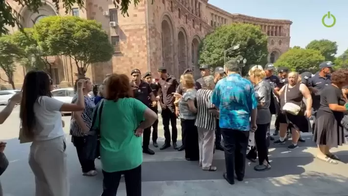 Քաղաքացին ապտակեց ոստիկանին․ լարված իրավիճակ՝ Կառավարության դիմաց․ Oragir.News