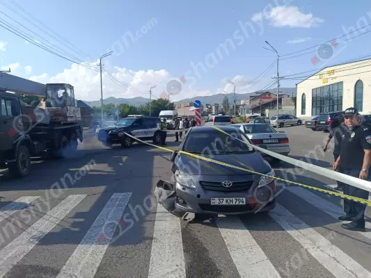 Վրաերթ՝ Կոտայքի մարզում. 20-ամյա վարորդը «Toyota»-ով Հրազդանում վրաերթի է ենթարկել քաղաքապետարանի սանմաքրման աշխատակցուհուն. վերջինը տեղափոխվել է հիվանդանոց. ՖՈՏՈՌԵՊՈՐՏԱԺ, ՏԵՍԱՆՅՈւԹ