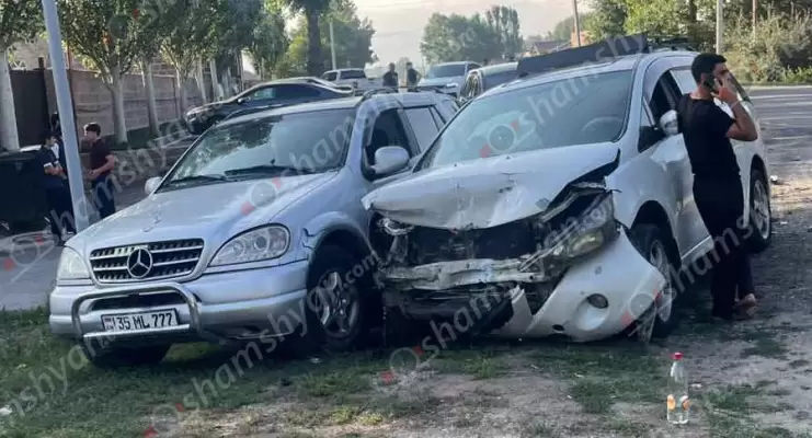 Ավտովթար՝ Գեղարքունիքի մարզում․ Սևան-Մարտունի ավտոճանապարհին բախվել են «Mercedes»-ը ու «Mitsubishi»-ն․ վերջինը բախվել է կայանված վիճակում գտնվող «Mercedes ML»-ին․ կա 4 վիրավոր․ ՖՈՏՈՌԵՊՈՐՏԱԺ, ՏԵՍԱՆՅՈՒԹ