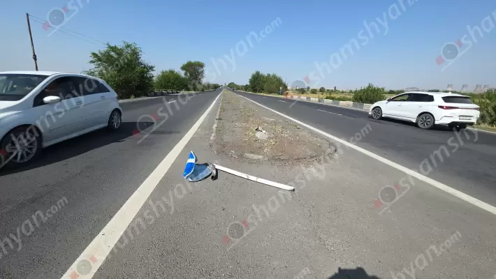 ՏԿԵ նախարար Դավիթ Խուդաթյանը, որ շատ հաճախ երթևեկում է Երևան-Արմավիր ճանապարհով, կամ չի տեսնում, կամ չտեսնելու է տալիս որոշ հատվածներում երթևեկությունը կարգավորող տապալված նշանները. ՖՈՏՈՌԵՊՈՐՏԱԺ, ՏԵՍԱՆՅՈւԹ