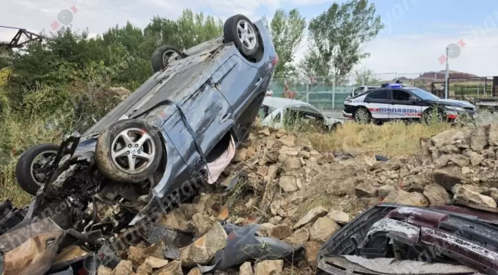 Խոշոր ավտովթար՝ Արագածոտնի մարզում. «Hyundai Elantra»-ն Նոր Երզնկայում բախվել է քարերին և գլխիվայր հայտնվել բնակչին պատկանող ավտովերանորոգման կետի տարածքում. կա վիրավոր. ՖՈՏՈՌԵՊՈՐՏԱԺ, ՏԵՍԱՆՅՈՒԹ