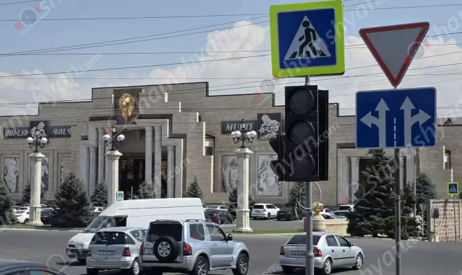 Ժողովրդի կողմից Առինջում մահաբեր անունն ստացած խաչմերուկում ՏԿԵ նախարարի, ՆԳ նախարարի աշխատանքի արդյունքում վերջապես տեղադրվեցին երթևեկությունը կարգավորող լուսակիրներ. վարորդներն ասում էին. «Հալալ է, ձեր տված խոստումը կատարեցիք». ՖՈՏՈՌԵՊՈՐՏԱԺ, ՏԵՍԱՆՅՈւԹԵՐ