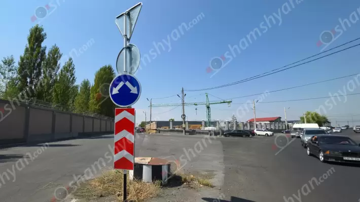 Որոշ չինովնիկներ, մինչև ՏԿԵ նախարար Դավիթ Խուդաթյանից մի քանի բալանոց «դոզա» չեն ստանում, գործ չեն անում. «Առինջ մոլ»-ի ճանապարհին տապալված ցուցանակը վերջապես փոխարինվեց նորով. ՖՈՏՈՌԵՊՈՐՏԱԺ, ՏԵՍԱՆՅՈւԹԵՐ