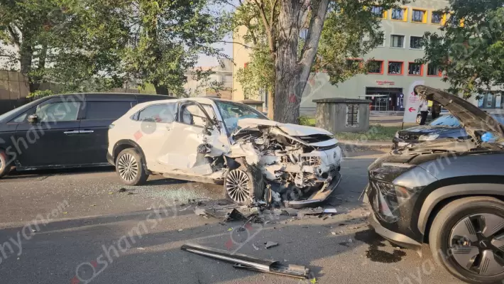 Խոշոր ավտովթար՝ Երևանում․ Միկոյան փողոցում բախվել են «Chery»-ն և «Honda»-ն․ վերջինը բախվել է ճանապարհի թույլատրելի հատվածում կայանված «Honda Elysion»-ին․ կան վիրավորներ․ ՖՈՏՈՌԵՊՈՐՏԱԺ, ՏԵՍԱՆՅՈՒԹ