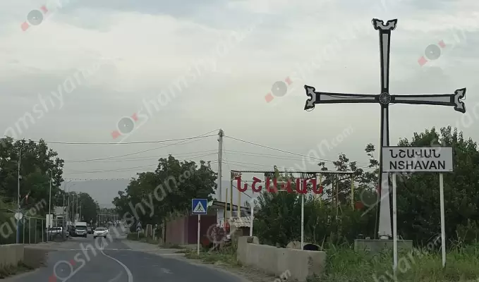 Արարատի մարզի Նշավան բնակավայրի Պերճ Պռոշյան փողոցը անձրևին վերածվում է ցեխի արտադրամասի, իսկ քամու ժամանակ էլ փոշին է խեղդում մարդկանց․ իրար կցոնված էլեկտրալարերն էլ խոշոր չափի նյութական վնաս են պատճառում բնակիչներին. ՖՈՏՈՌԵՊՈՐՏԱԺ, ՏԵՍԱՆՅՈւԹ