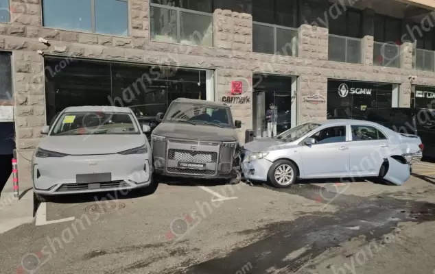 Ավտովթար՝ Երևանում․ Սարալանջի պողոտայում բախվել են «Toyota bZ4X»-ը և «Toyota Corolla»-ն․ վերջինը բախվել է ճանապարհի թույլատրելի հատվածում կայանված «Rox»-ին, վերջինն էլ՝ «Geely»-ին․ 5 վիրավորներից 3-ը անչափահասներ են․ ՖՈՏՈՌԵՊՈՐՏԱԺ, ՏԵՍԱՆՅՈւԹ