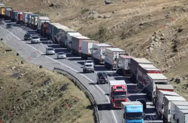 Արդեն շուրջ մեկ շաբաթ է՝ մեծ թվով բեռնատարների վարորդներ չեն կարողանում շարունակել ճանապարհը դեպի Մոսկվա, քանի որ ռուսական կողմում՝ Վերին Լարսի անցակետի տարածքում, նրանց կանգնեցրել են և չեն թույլատրում տեղաշարժվել․ վարորդները ահազանգում են․ ՏԵՍԱՆՅՈւԹ