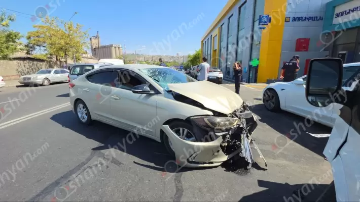 Վրաերթ-ավտովթար Երևանում. «Hyundai Elantra»-ն «Փեթակ»-ի մոտ վրաերթի է ենթարկել չթույլատրելի հատվածը հատող հետիոտնի, ապա բախվել «Ford Transit»-ին, վերջինն էլ բախվել է կայանված «Tesla»-ին. բժիշկները պայքարում են վիրավորի կյանքի համար. ՖՈՏՈՌԵՊՈՐՏԱԺ,ՏԵՍԱՆՅՈւԹ