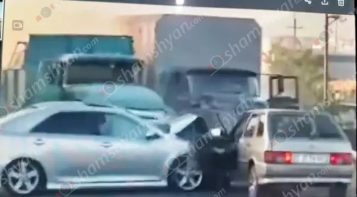 ԲԱՑԱՌԻԿ ՏԵՍԱՆՅՈւԹ. Եղվարդ-Զովունի ավտոճանապարհին ինչպես է տեղի ունեցել «Nissan Tiida», «Toyota Camry», «Lada» մակնիշի ավտոմեքենաների և 2 «ԶԻԼ» մակնիշի բեռնատարների մասնակցությամբ ավտովթարը. ՖՈՏՈՌԵՊՈՐՏԱԺ, ՏԵՍԱՆՅՈւԹ