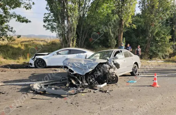 Խոշոր ավտովթար՝ Կոտայքի մարզում․  բախվել են «BMW»-ն, «Tesla»-ն, «Mitsubishi Chariot»-ը և «Mercedes»-ը․ ավտոմեքենաներից մի քանիսը բախվել են երկաթե արգելապատնեշներին, ճանապարհային նշաններին, կոտրել դրանք ու շպրտել․ կան վիրավորներ․ ՖՈՏՈՌԵՊՈՐՏԱԺ, ՏԵՍԱՆՅՈՒԹ