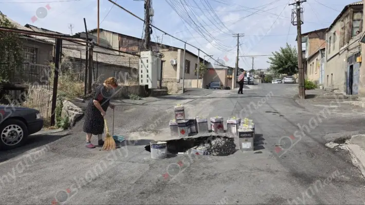 Սարի թաղում մոտ 220 տան բնակիչներ 15 օր է ապրում են ահը սրտներում․ հսկայական փոսի պատճառով անգամ աղբատար ավտոմեքենան է կողաշրջվել, իսկ «Վեոլիա ջուր»-ն ու Էրեբունու թաղապետը քար անտարբերություն են ցուցաբերում. ՖՈՏՈՌԵՊՈՐՏԱԺ, ՏԵՍԱՆՅՈւԹԵՐ