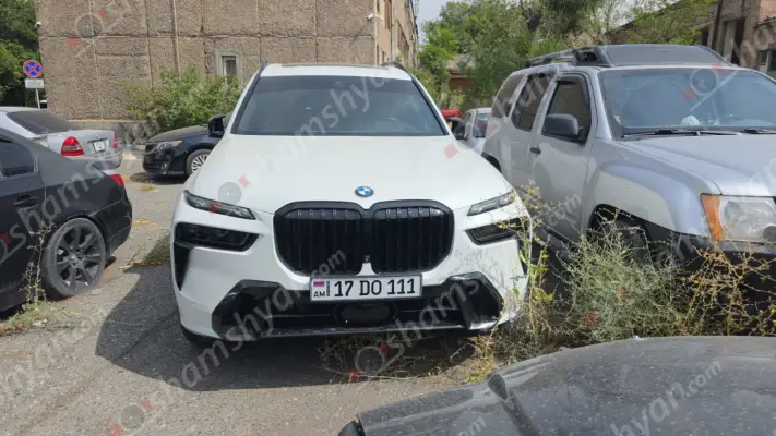 Երևանում մի խումբ ստահակներ բռնություն են կատարել ամուսինների և նրանց աղջկա նկատմամբ. հնչել են կրակոցներ. Նոր Նորքի համայնքային ոստիկանները կանխել են վրեժխնդրությունը, հայտաբերել «BMW X7»-ն ու հանցագործության գործիք ատրճանակը. ՖՈՏՈՌԵՊՈՐՏԱԺ, ՏԵՍԱՆՅՈւԹ