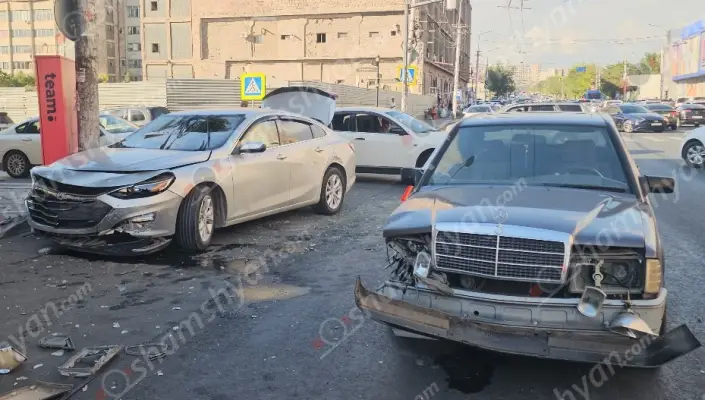 Ավտովթար՝ Երևանում․ «Մալաթիա Մոլ»-ի խաչմերուկում բախվել են «Mercedes»-ը և «Chevrolet»-ը․ կան վիրավորներ․ ՖՈՏՈՌԵՊՈՐՏԱԺ, ՏԵՍԱՆՅՈւԹ