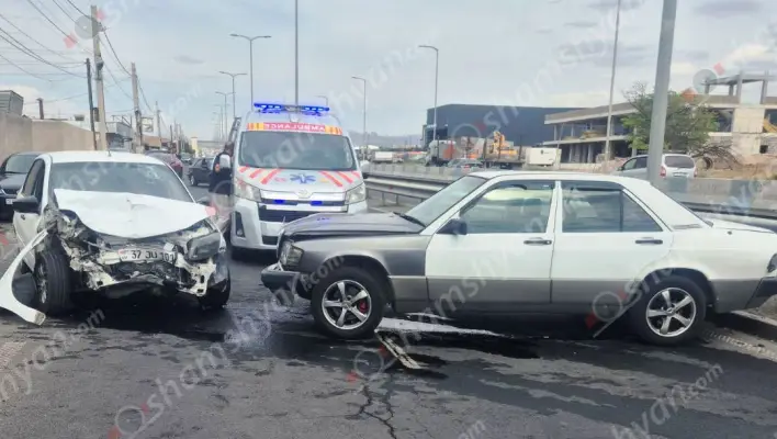 Ավտովթար՝ Երևանում. Արտաշատի խճուղում «Lada Granta»-ն բախվել է կայանված «Mercedes»-ին. կա վիրավոր. երթևեկությունը նշված հատվածում դադարեցվել է. ՖՈՏՈՌԵՊՈՐՏԱԺ, ՏԵՍԱՆՅՈւԹ