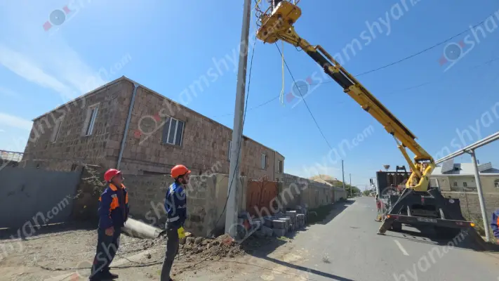 Հայկաշենցիներն ասում էին. «30 տարուց ավելի երեխաներին դպրոց ենք տարել ահը սրտներումս, հիմա շնորհիվ ՀԷՑ ժամանակավոր կառավարիչ Ռոմանոս Պետրոսյանի ու նրա թիմի՝ ամեն պահի տապալվող, փտած փայտե սյուները փոխարինվեցին բետոնե սյուներով». ՖՈՏՈՌԵՊՈՐՏԱԺ, ՏԵՍԱՆՅՈւԹԵՐ