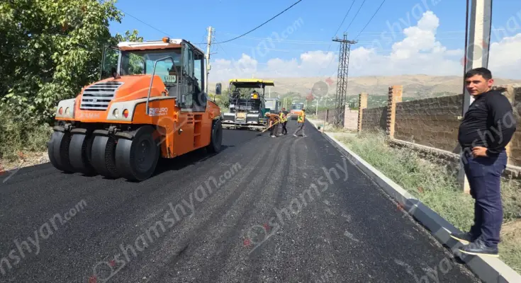 ՏԿԵ նախարար Դավիթ Խուդաթյանի այցից հետո Ուջան գյուղում սկսվեց վարորդների համար պատուհաս դարձած մի քանի կիլոմետրանոց ճանապարհի հիմնանորոգումը. աշխատանքներին հետևում են Աշտարակի քաղաքապետն ու Ուջանի վարչական ղեկավարը. ՖՈՏՈՌԵՊՈՐՏԱԺ, ՏԵՍԱՆՅՈւԹԵՐ