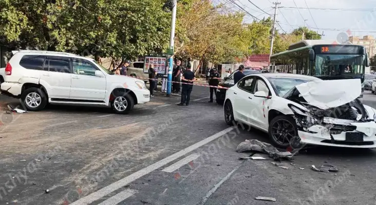 Ավտովթար՝ Երևանում․ «Մեգա Մոլ»-ի դիմաց բախվել են «Tesla»-ն և Վերին Ծաղկավան բնակավայրի վարչական ղեկավարի «Lexus GX470»-ը․ վերջինը բախվել է կայանված «Toyota Camry»-ին․ անչափահաս ուղևորը տեղափոխվել է հիվանդանոց․ ՖՈՏՈՌԵՊՈՐՏԱԺ, ՏԵՍԱՆՅՈւԹ