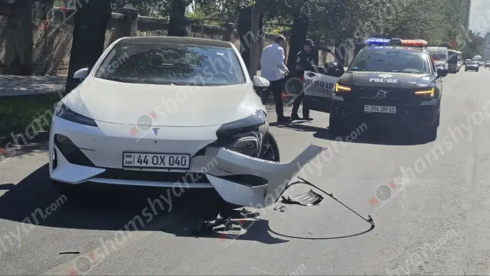 Ավտովթար՝ Երևանում․ ժողովրդին հայտնի Ֆիզիկայի ինստիտուտի խաչմերուկում բախվել են «Dongfeng» և «Changan» մակնիշի ավտոմեքենաները․ օպերատիվ են գործել շտապօգնության բժիշկներն ու պարեկները. ՖՈՏՈՌԵՊՈՐՏԱԺ, ՏԵՍԱՆՅՈւԹ