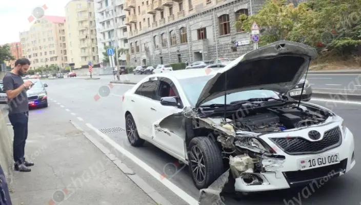 Ավտովթար՝ Երևանում․ վթարներով հայտնի Վերին Անտառային փողոցում բախվել են «Toyota»-ն ու «Mercedes»-ը, որոնցից մեկն էլ բախվել է ճանապարհի թույլատրելի հատվածում կայանված «Wuling»-ին, վերջինն էլ բախվել է կայանված «Genesis»-ին․ ՖՈՏՈՌԵՊՈՐՏԱԺ, ՏԵՍԱՆՅՈւԹ