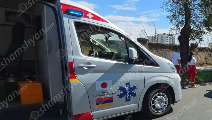 Կրակոցներ Երևանում․ 103 շտապօգնության բժիշկները հրազենային վիրավորումով տղամարդու վիճակը մասամբ կայունացրել և հոսպիտալացրել են, որտեղ պայքարում են նրա կյանքի համար․ դեպքի վայրում հայտնաբերվել են կրակված պարկուճներ, վնասված Mercedes․ ՖՈՏՈՌԵՊՈՐՏԱԺ,ՏԵՍԱՆՅՈւԹ