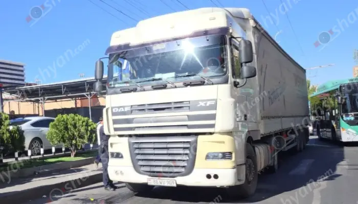 Վրաերթ՝ Երևանում. 66-ամյա վարորդը «DAF» մակնիշի բեռնատարով Շերամի փողոցում վրաերթի է ենթարկել 2 կին հետիոտների. ժամանել են ՊԾ Երևան քաղաքի գնդի և գումարտակի հրամանատարները. ՖՈՏՈՌԵՊՈՐՏԱԺ, ՏԵՍԱՆՅՈւԹ