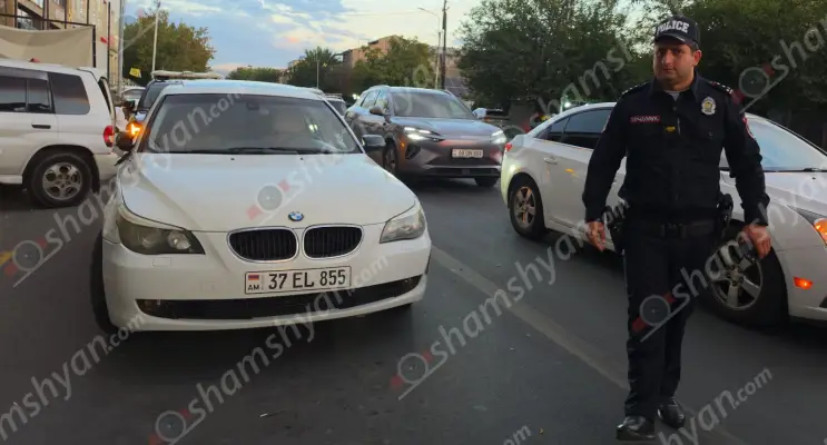 Ավտովթար-վրաերթ՝ Երևանում. «BMW»-ն բախվել է «Mitsubishi»-ին և վրաերթի ենթարկել հետիոտնին. կա վիրավոր. ըստ «BMW»-ի վարորդի՝ մեղավորը եղել է մեկ այլ ավտոմեքենայի կողմից վթարային իրավիճակ ստեղծելը. ՖՈՏՈՌԵՊՈՐՏԱԺ, ՏԵՍԱՆՅՈւԹ