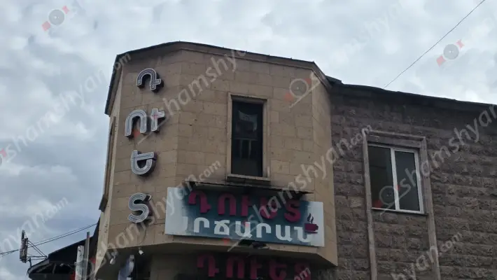 Հրազդանում հայտնի «Դուետ» սրճարանում տեղի ունեցած վիճաբանությունից հետո Հրազդանի նախկին փոխոստիկանապետի տղան մարմնական վնասվածքներով տեղափոխվել է հիվանդանոց․ կասկածյալը Հրազդանի թիվ 11 դպրոցի նախկին տնօրենի որդին է. ՖՈՏՈՌԵՊՈՐՏԱԺ, ՏԵՍԱՆՅՈւԹ