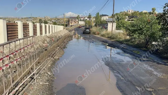 Պտղնիում արդեն մեկ շաբաթ է՝ խմելու ջուրն անխնա հոսում է փողոցով․ բնակիչները բազմիցս ահազանգել են «Վեոլիա Ջուր», սակայն խնդիրը մինչ օրս լուծում չի ստացել․ ՖՈՏՈՌԵՊՈՐՏԱԺ, ՏԵՍԱՆՅՈՒԹ