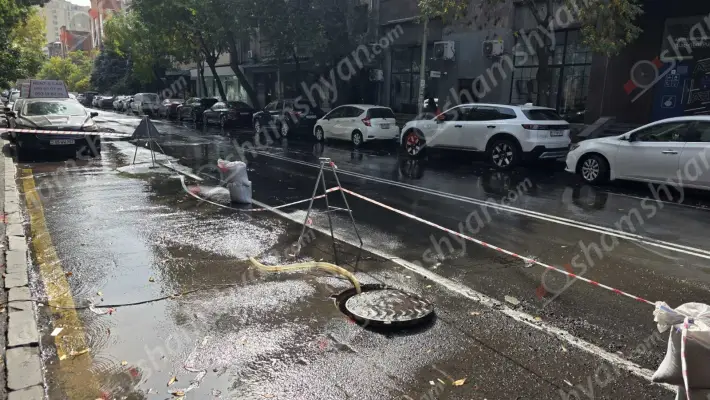 Արտակարգ իրավիճակ՝ Երևանի կենտրոնում․ 2-րդ օրն է ՝ խմելու ջրի խողովակը Վարդանանց փողոցում վնասվել և ջուրը ողողել է մոտ 1 կմ ճանապարհ, իսկ «Վեոլիա Ջուրը» երեկվանից դեռ չի բարեհաճում ժամանել վթարի վայր․ ՖՈՏՈՌԵՊՈՐՏԱԺ, ՏԵՍԱՆՅՈՒԹ