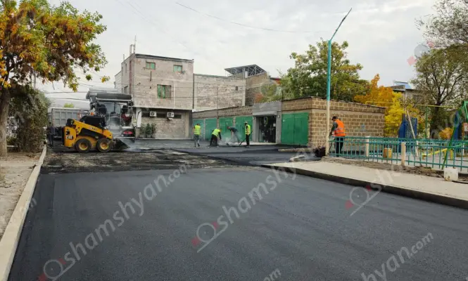 Աբովյանում կառավարության աջակցությամբ, քաղաքապետ Էդուարդ Բաբայանի գլխավորությամբ ճանապարհների հիմնանորոգումը շարունակվում է․ բնակիչներն ասում էին. «Նման ահռելի աշխատանք սովետի ժամանակ ենք տեսել, հիմա նաև բակերն են ասֆալտապատում». ՖՈՏՈՌԵՊՈՐՏԱԺ, ՏԵՍԱՆՅՈՒԹԵՐ