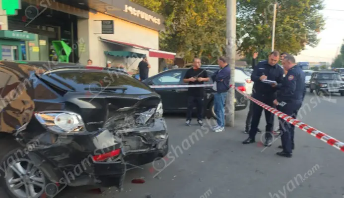 Խոշոր ավտովթար-վրաերթ՝ Երևանում․ Առնո Բաբաջանյան փողոցում՝ «Էտալոն» սուպերմարկետի դիմաց, «Toyota Prius»-ի վարորդը 9 ավտոմեքենաների ջարդի ու վրաերթի հեղինակ․ բժիշկները պայքարում են վրաերթի ենթարկվածի կյանքի համար․ ՖՈՏՈՌԵՊՈՐՏԱԺ, ՏԵՍԱՆՅՈւԹ
